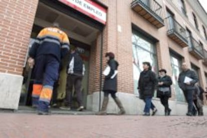 Cola ante una oficina de Empleo de Alcal&aacute; de Henares (Madrid) esta ma&ntilde;ana, en que se ha conocido que el paro registrado baj&oacute; en 4.979 personas en marzo respecto al mes anterior.