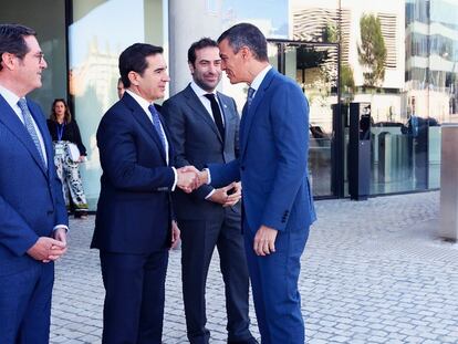 Antonio Basagoiti, presidente de CEOE; Carlos Torres, presidente del BBVA; Pedro Sánchez, presidente del Gobierno; y Carlos Cuerpo, Ministro de Economía.