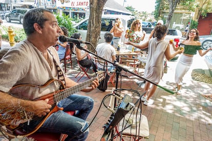 Personas bailan en Little Havana (Miami).