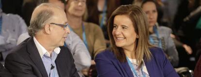La ministra de Empleo y Seguridad Social, Fátima Báñez, conversa con el ministro de Hacienda y Administraciones Públicas, Cristóbal Montoro.
