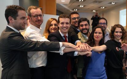 Pablo Casado (en el centro) rodeado de sus primeros apoyos al presentar los avales para concurrir a las primarias del PP en 2018. Entre ellos, Teodoro García Egea, Isabel Díaz Ayuso y Javier Maroto. 