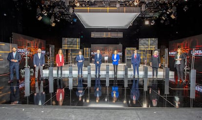 Foto de grupo de los candidatos a las elecciones catalanas del 14-F, al inicio del debate en TV3.