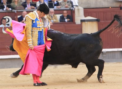 José Tomás, durante la faena con capote a su primer astado