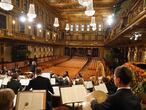 Riccardo Muti dirige a la Orquesta Filarmónica de Viena en el Musikverein durante el Concierto de Año Nuevo de 2021.