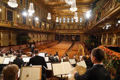Riccardo Muti dirige a la Orquesta Filarmónica de Viena en el Musikverein durante el Concierto de Año Nuevo de 2021.