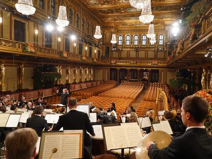 Riccardo Muti dirige a la Orquesta Filarmónica de Viena en el Musikverein durante el Concierto de Año Nuevo de 2021.