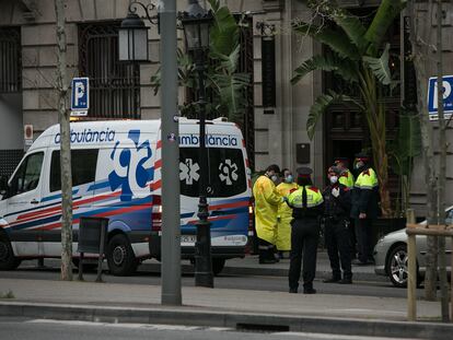 Traslado de enfermos infectados por el Covid19 en estado leve del hospital Vall d Hebron al hotel Cotton House de Barcelona.