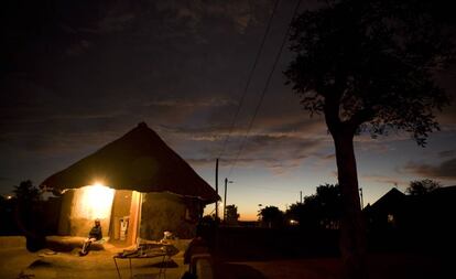 Una lampara proporciona iluminación a medida que cae la noche en el pueblo de Mukaleke (Sudáfrica).