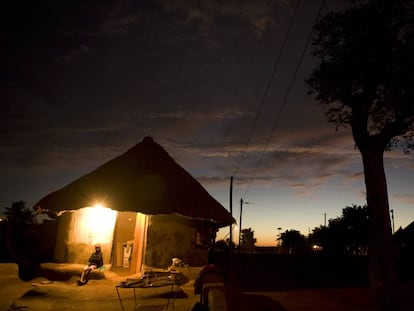 Una lampara proporciona iluminación a medida que cae la noche en el pueblo de Mukaleke (Sudáfrica).