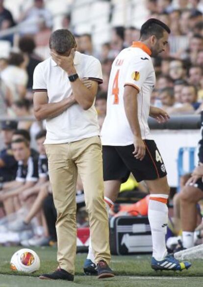Rami, tras ser expulsado ante el Swansea, pasa junto a Djukic.