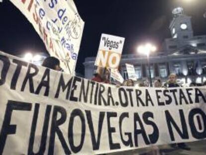 Participantes de la plataforma 'Eurovegas No' durante la manifestación celebrada entre Atocha y Sol en la capital madrileña por el proyecto de construcción de este complejo de ocio y casinos en Madrid. EFE/Archivo