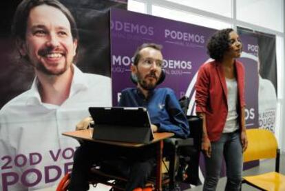 Pablo Echenique y Nagua Alba, este lunes en la sede de Podemos en Vitoria.