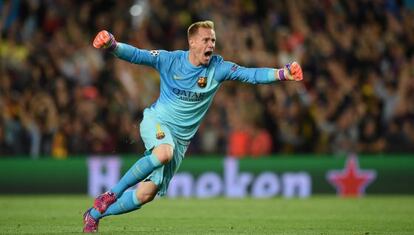 Ter Stegen festeja un gol ante el Bayern.