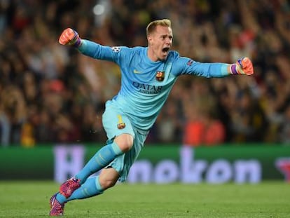 Ter Stegen festeja un gol ante el Bayern.