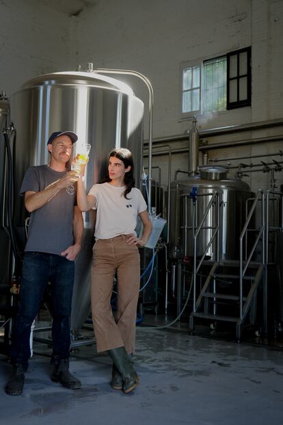 Judit Piñol y Michael Jones, de la cervecería artesanal DOSKIWIS en el pequeño pueblo de Rupià. 