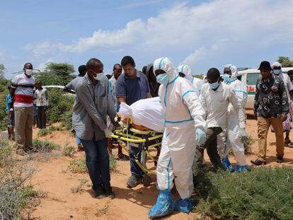 Entierro de un hombre del que se sospecha murió por la covid-19 en las afueras de Mogadiscio el pasado 30 de abril.