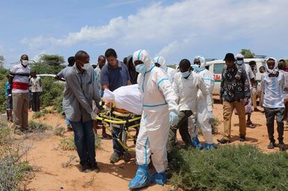 Entierro de un hombre del que se sospecha murió por la covid-19 en las afueras de Mogadiscio el pasado 30 de abril.