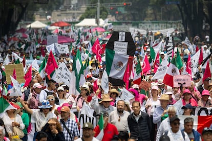 Decenas de personas se han manifestado en el llamado Ángel de la Independencia, sobre el Paseo de la Reforma de Ciudad de México, en contra de la inédita elección judicial de este domingo.