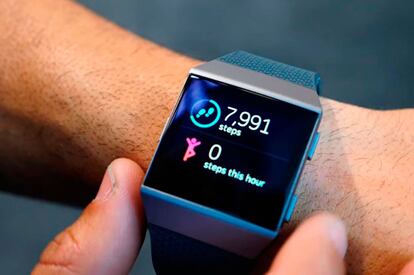 Tras la compra de Pebble, Fitbit se estrenaba con su primer gran smartwatch con el Fitbit Ionic. Un completo reloj que puede monitorizar nuestra actividad en el agua, ya que es resitente al agua, con una profundidad de hasta 50 metros. Otras de las características interesantes es que además es capaz de contabilizar los largos que hemos hecho en la piscina en cada sesión.