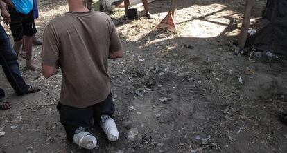 Josué lost both legs attempting to jump on a train headed north.