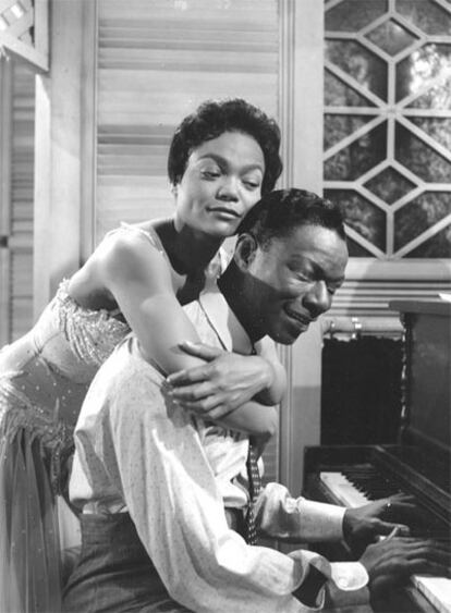 Kitt abraza a Nat King Cole mientras el pianista sonríe en el film de 1958 'St. Louis Blues'