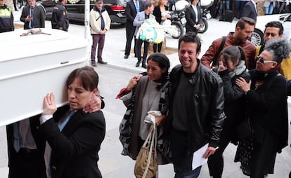 Los padres y familiares de Gabriel acompañan el féretro de su hijo a la Catedral de Almería.