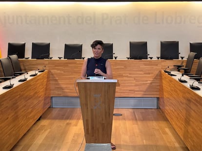 La alcaldesa del Prat de Llobregat (Barcelona), Alba Bou, en rueda de prensa este martes.
