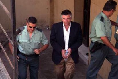 Juan Antonio Roca, esposado y custodiado por la policía a su llegada ayer a los juzgados de Marbella.
