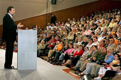 El presidente del PP, Mariano Rajoy, durante su intervención en el acto político de Sevilla.