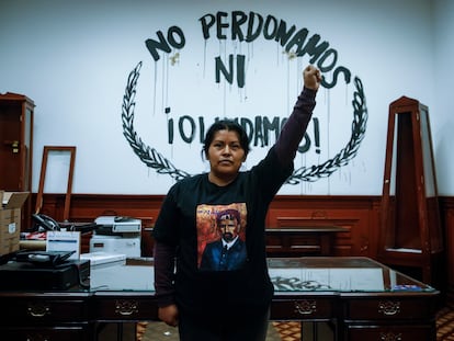 Erika Martínez, madre de una víctima de abuso sexual, en las instalaciones ocupadas de la CNDH en Ciudad de México.
