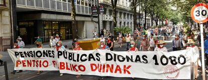 El Movimiento de Pensionistas de Bizkaia en manifestación por el centro de Bilbao.