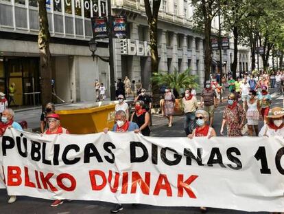 El Movimiento de Pensionistas de Bizkaia en manifestación por el centro de Bilbao.