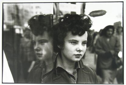 'Sin título (chica y reflejo)', de fecha desconocida. Aunque era menos habitual, Leiter también empleó el blanco y negro, para retratar a personas que nunca miraban a la cámara.