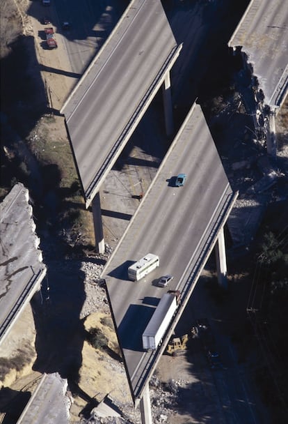 Vehículos varados en una carretera de Los Ángeles en 1994 después del terremoto Northridge. Fue el primer terremoto en una zona urbana de Estados Unidos desde el que sacudió Long Beach en 1933.