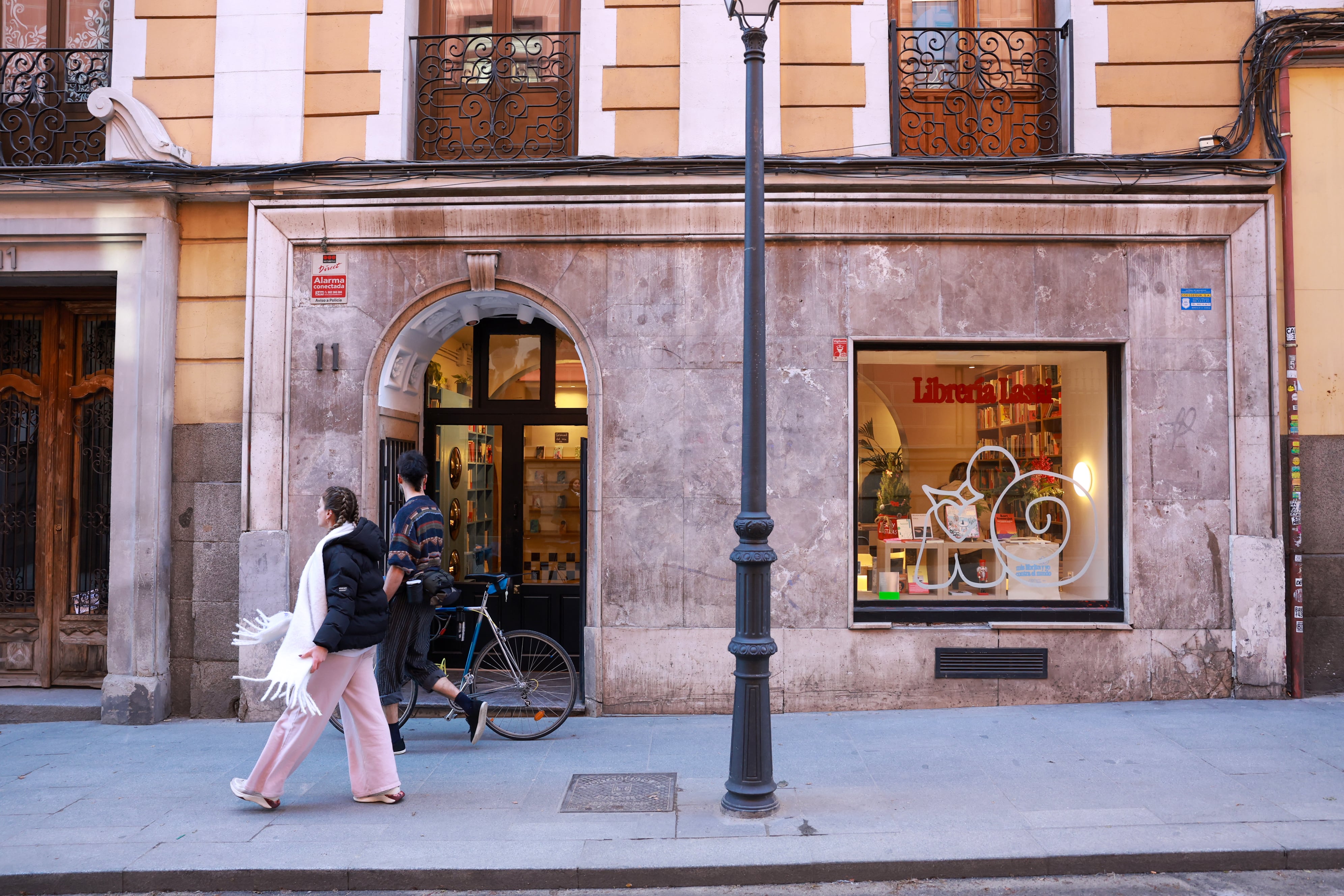 Desde la calle de la Magdalena 11, en pleno centro de Madrid, Lasai tiende un puente entre ese universo virtual y las librerías clásicas. En la foto, la fachada de su tienda.