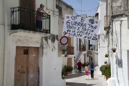 Un letrero que dice "Somos las víctimas de esta guerra entre el Estado y la Mafia" cuela en una calle de Brindisi (Italia).