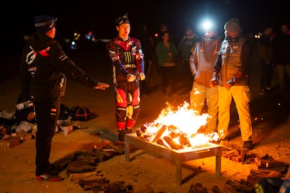 Tosha Schareina y su equipo se calientan a la lumbre de una fogata durante la noche del 5 de Enero.
