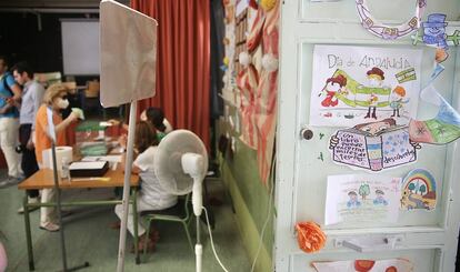 Ambiente electoral en un colegio de Sevilla.