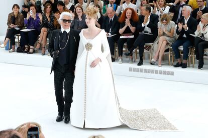 Karl Lagerfeld y Ashleigh Good, embarazada de siete meses, cerrando el desfile HC otoño-invierno 2014/15 de Chanel.