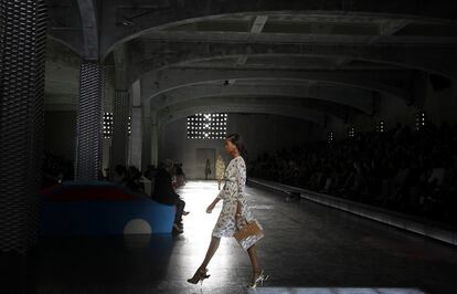 Las dos primeras jornadas de desfiles en la semana de la moda de Milán muestran a una industria que toma el camino de la opulencia. Con la mirada puesta en los países emergentes más que en los mercados europeos, diseñadores como Miuccia Prada (en la imagen) o Gucci apuestan por mostrar su cara más lujosa.