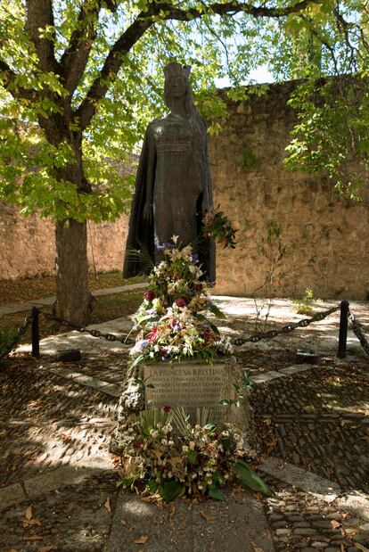 Estatua en bronce de la princesa Kristina de Noruega frente a la excolegiata de San Cosme y San Damián de Covarrubias. 