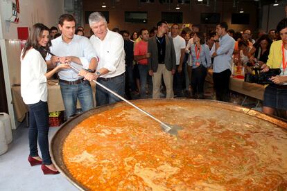 Poc amants de la dansa i sense polèmica amb rerefons musical, Inés Arrimadas, candidata de Ciutadans a la presidència de la Generalitat, i Albert Rivera, líder de la formació, només han abandonat el discurs electoral per moure una gran paella popular que van organitzar al recinte firal de Tarragona l'11 de setembre.