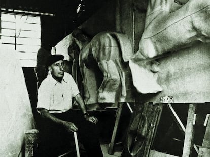 O escultor em seu ateliê, construindo a fachada do Jockey Club São Paulo.