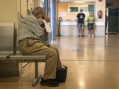 Un hombre espera en la entrada de Urgencias del Hospital Infanta Sofía para ser atendido.