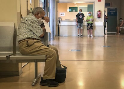 Un hombre espera en la entrada de Urgencias del Hospital Infanta Sofía para ser atendido.