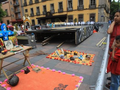 Una mujer y un niño observan uno de los escenarios de 'Spectre'.