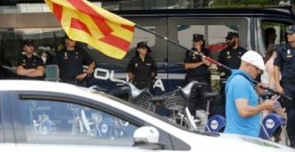 Agentes de la Policía Nacional ante la sede de la Delegación de Gobierno en Valencia, donde se concentran cientos de taxistas.