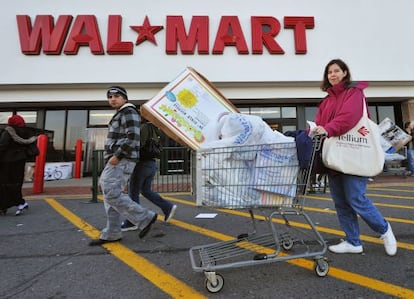Clientes de una tienda dee Wal-Mart en Virginia, EE UU.