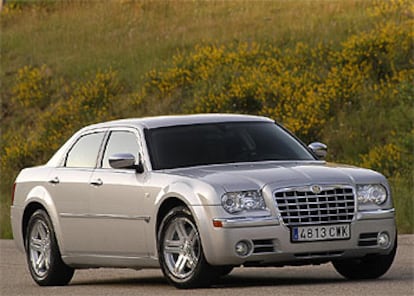 Un frontal con poderío, la cintura lateral muy alta, y una zaga corta, elevada y cuadrada que refuerza la imagen. El Chrysler 300C tiene una línea poderosa e imponente con mucha chapa y poco cristal.