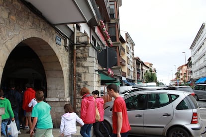 La plaza Jos¨¦ Antonio -en referencia a Jos¨¦ Antonio Primo de Rivera- se encuentra al final de la avenida General¨ªsimo Franco. Seg¨²n xx, portavoz del PSOE en la corporaci¨®n local, muchos de los turistas se soprenden cuando ven ambas placas y se sacan con fotos con ellas.